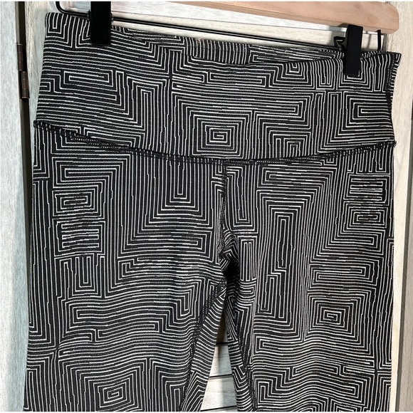Lululemon Wunder Under Jacquard Maze Black White Print Mid Calf Leggings Sz 6 - Picture 3 of 4